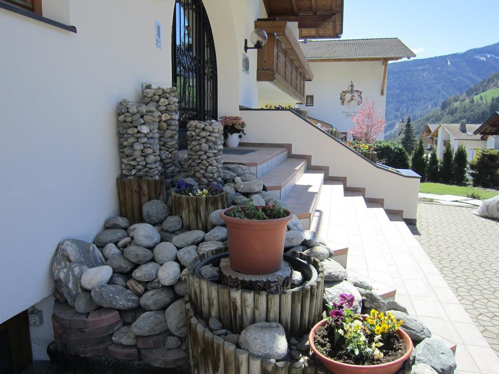 Aparthotel Garni Haus Hubertus Malles Venosta Exterior foto