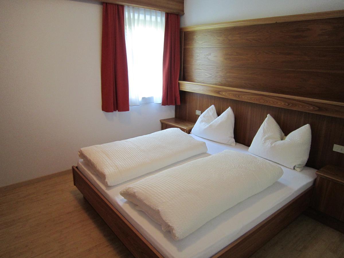 Aparthotel Garni Haus Hubertus Malles Venosta Exterior foto