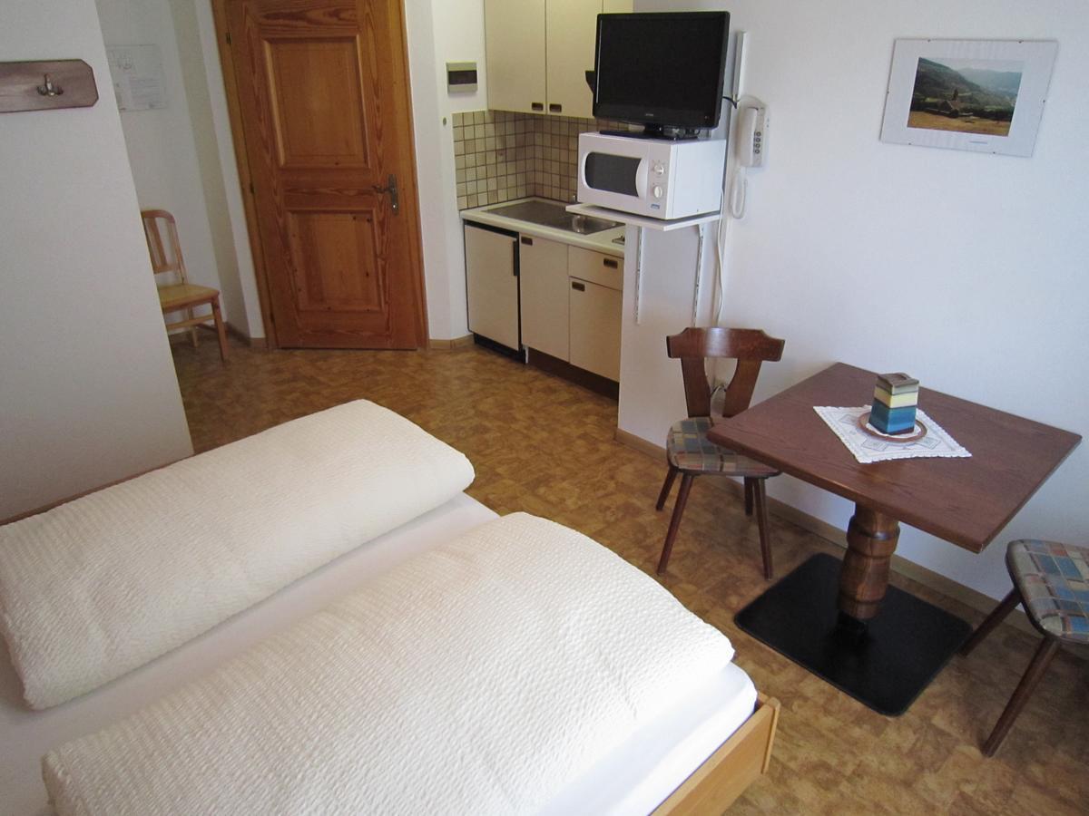 Aparthotel Garni Haus Hubertus Malles Venosta Exterior foto
