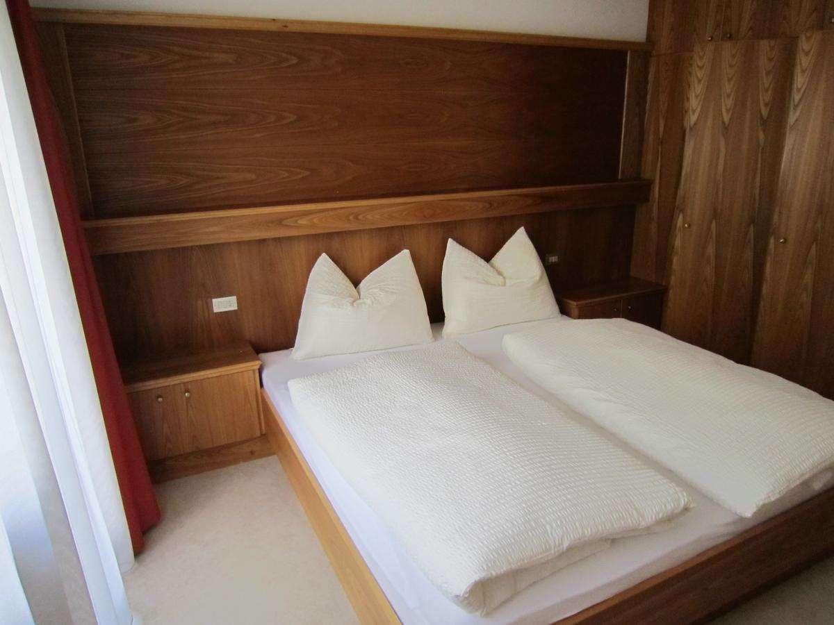Aparthotel Garni Haus Hubertus Malles Venosta Exterior foto